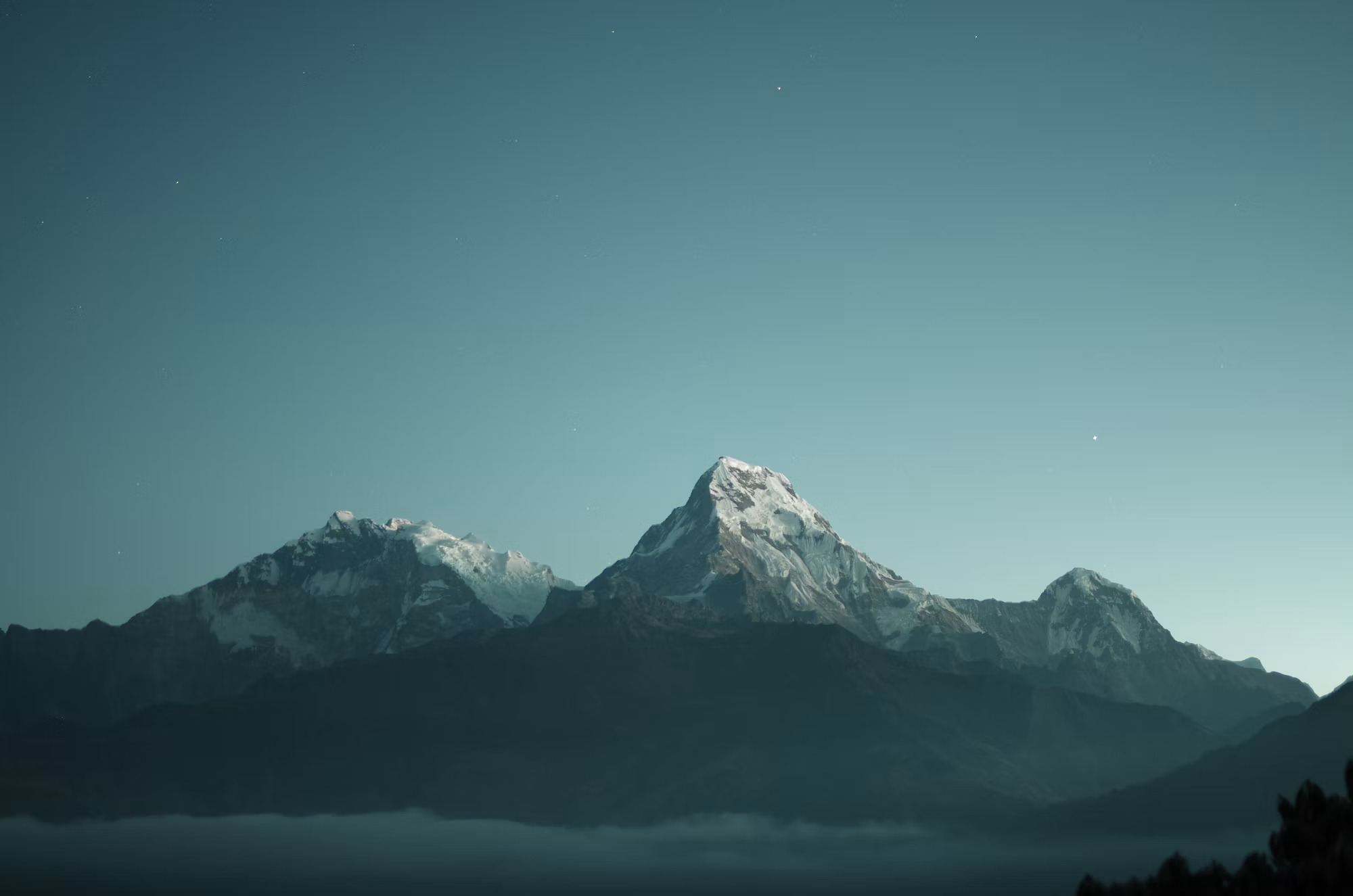 Personne assise face à un paysage de montagne et de lac