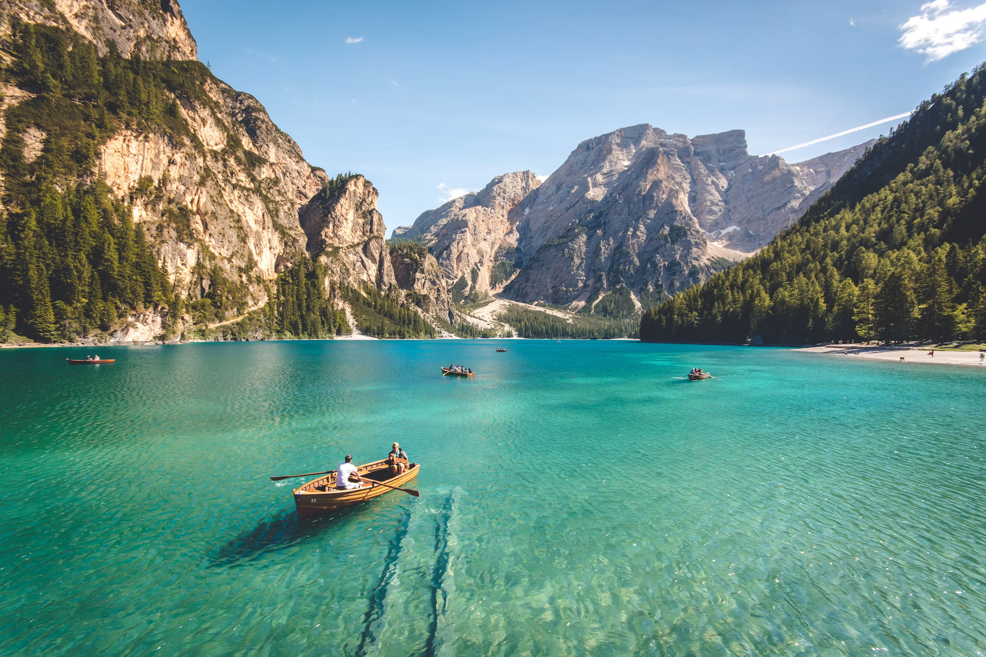 Lac de montagne au lever du jour